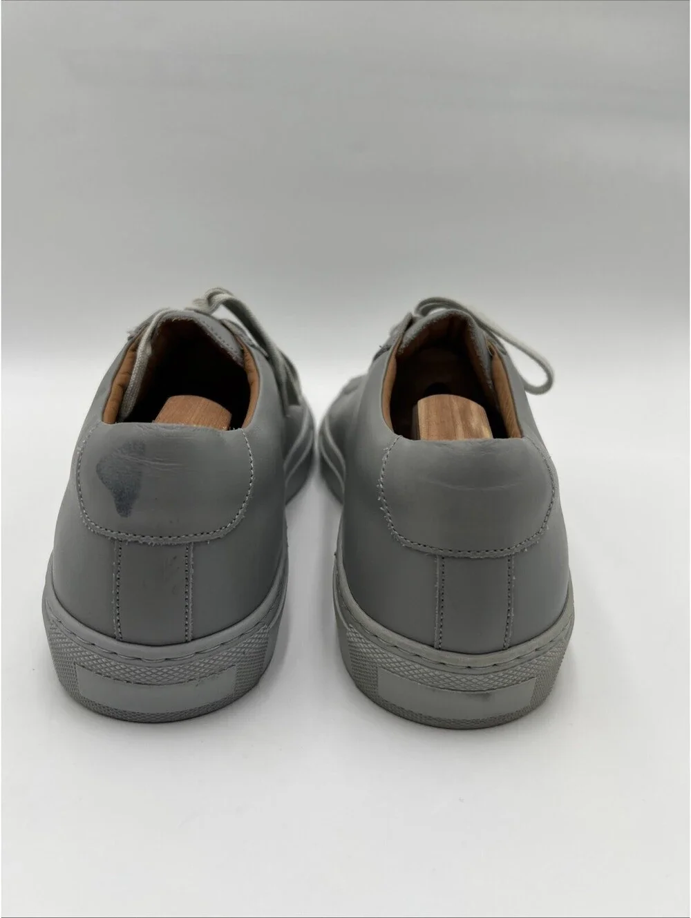 Men’s Saks Fifth Avenue gray minimalist leather sneakers Low Too Size 10.5
